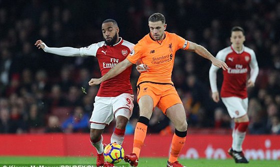 Alexandre Lacazette (trái, Arsenal) tranh bóng với Jordan Henderson của Liverpool