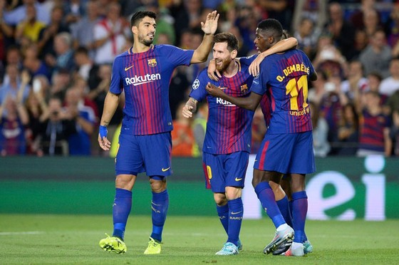 Messi (giữa) tiếp tục sắm vai “người hùng” cho Barcelona tại Champions League.  Ảnh: Getty Images