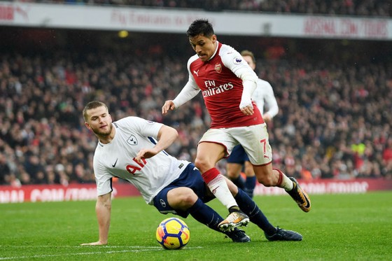 Eric Dier (trái, Tottenham) trong một tình huống để Alexis Sanchez (Arsenal) vượt qua. Ảnh: Getty Images   