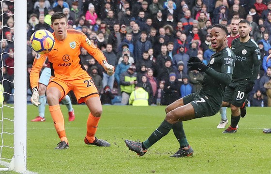 Tình huống bỏ lỡ khó tin của Raheem Sterling góp phần khiến Man.City bị chia điểm. Ảnh: Getty Images