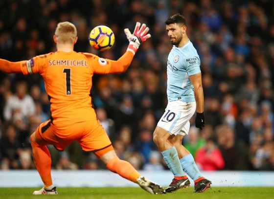 Pha ghi bàn tinh tế của Sergio Aguero ở trận cầu chói sáng này. Ảnh: Getty Images