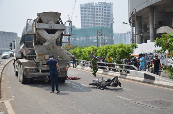 Xe bồn cán tử vong người đàn ông tại cầu Khánh Hội, giao thông ùn ứ kéo dài ảnh 1