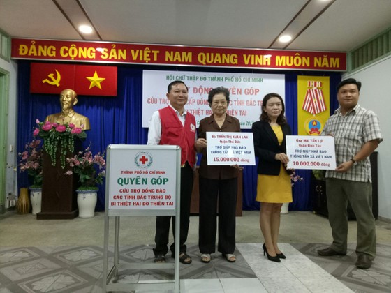 抗洪搶險把民眾安全放在首位●熱帶低氣壓轉強成颱風 ●河內及清化決堤●市紅十字會呼籲市民為災民捐款 ảnh 2