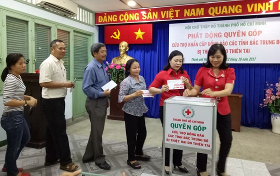 抗洪搶險把民眾安全放在首位●熱帶低氣壓轉強成颱風 ●河內及清化決堤●市紅十字會呼籲市民為災民捐款 ảnh 1