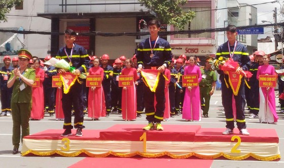 Hàng trăm Cảnh sát PCCC tham gia Hội thi cứu nạn cứu hộ lần I-2017 ảnh 2