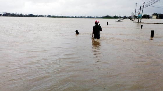 Lũ ồ ạt đổ về hạ du, gần 29.000 nhà dân bị ngập nước ảnh 12