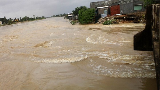 Lũ ồ ạt đổ về hạ du, gần 29.000 nhà dân bị ngập nước ảnh 11