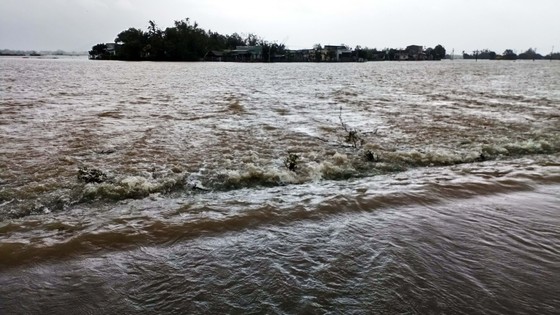 Lũ ồ ạt đổ về hạ du, gần 29.000 nhà dân bị ngập nước ảnh 9