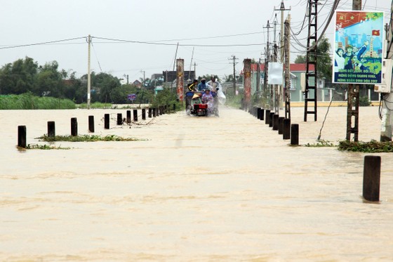 Lũ ồ ạt đổ về hạ du, gần 29.000 nhà dân bị ngập nước ảnh 6