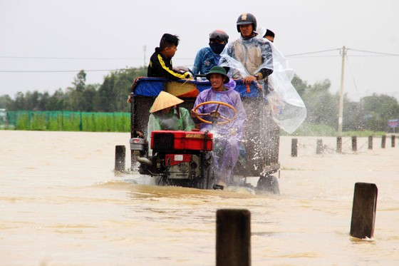 Lũ ồ ạt đổ về hạ du, gần 29.000 nhà dân bị ngập nước ảnh 1