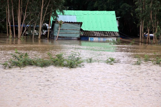 Lũ ồ ạt đổ về hạ du, gần 29.000 nhà dân bị ngập nước ảnh 5