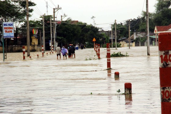 Lũ ồ ạt đổ về hạ du, gần 29.000 nhà dân bị ngập nước ảnh 4