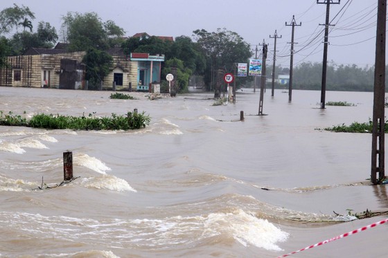 Lũ ồ ạt đổ về hạ du, gần 29.000 nhà dân bị ngập nước ảnh 2