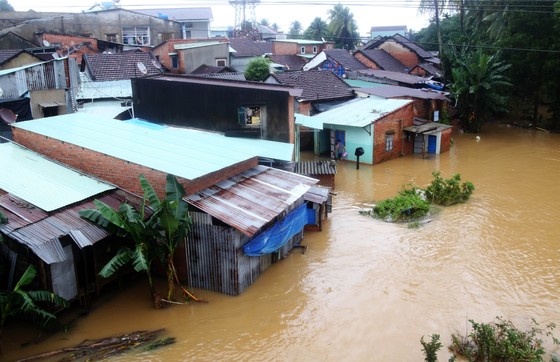 Lũ ồ ạt đổ về hạ du, gần 29.000 nhà dân bị ngập nước ảnh 3