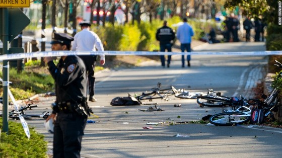 Xe tải đâm vào đám đông ở New York, 8 người chết ảnh 3