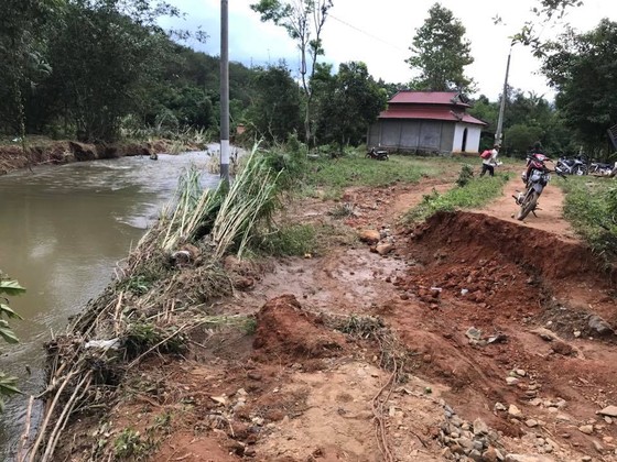 Bình Thuận: Lũ quét gây sập 6 cây cầu, người dân đu dây qua suối ảnh 2