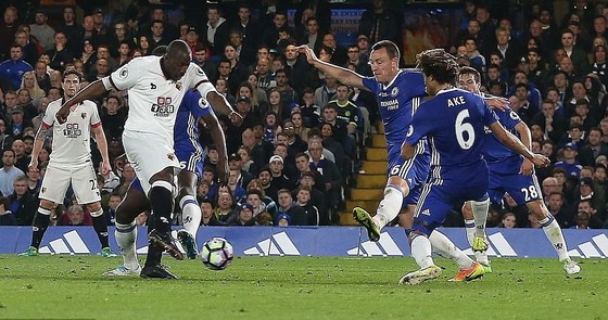 Chelsea hạ Watford 4 - 3: Conte san bằng kỷ lục với Mourinho ảnh 2