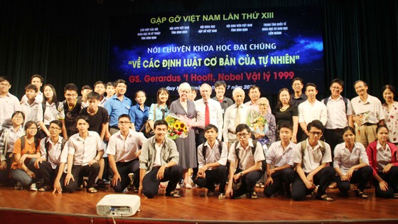 Giáo sư Nobel Vật lý 1999 nói chuyện về khoa học với các bạn trẻ Việt Nam ảnh 2