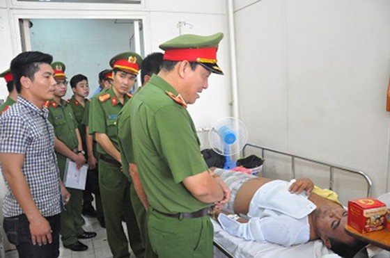 Nước mắt người lính chữa cháy ảnh 1