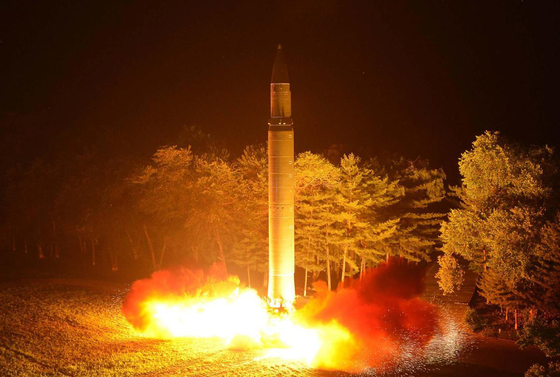 Triều Tiên công bố hình ảnh phóng thử ICBM ảnh 1