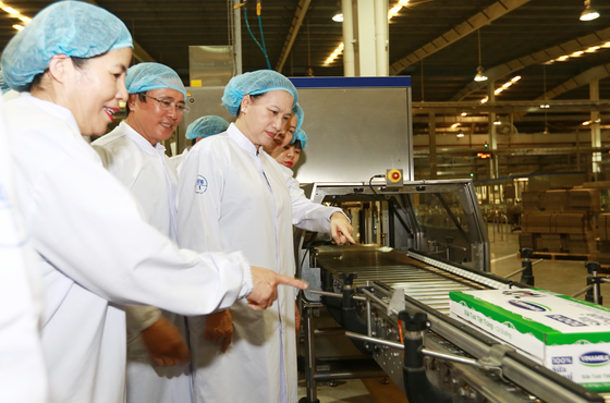 Chia sẻ khó khăn với trẻ em vùng lũ ảnh 4