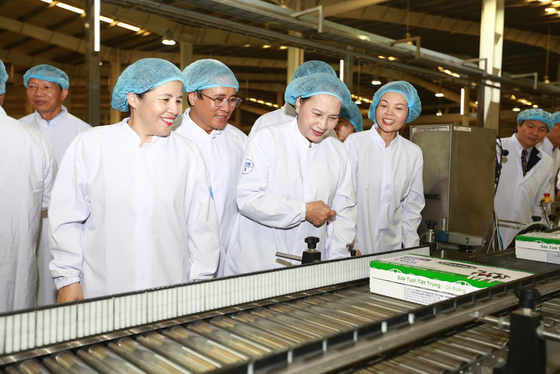 Chia sẻ khó khăn với trẻ em vùng lũ ảnh 3