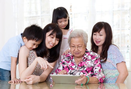 Gia đình sống cùng công nghệ ảnh 2