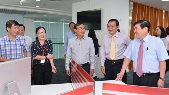 Chủ tịch UBND TPHCM Nguyễn Thành Phong chúc mừng Báo SGGP ảnh 1