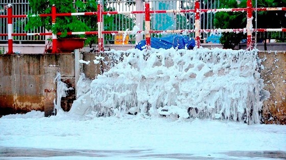 Bọt trắng như tuyết nổi đầy kênh Tàu Hủ ảnh 1