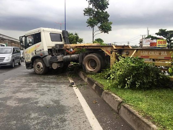  Xe container đâm gãy cột đèn, đấu đầu ô tô 7 chỗ trên đường phố TPHCM ảnh 1