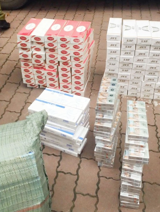 Bắt xe chở hơn 5.200 g&oacute;i thuốc l&aacute; lậu ảnh 2