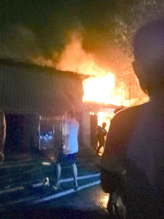 6 căn nhà ở quận 8 (TPHCM) bị cháy trong đêm       ảnh 1
