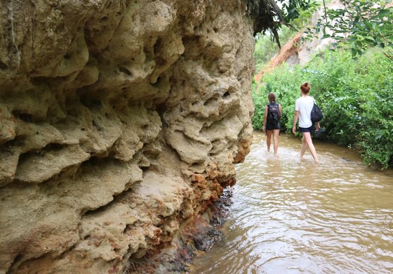 Khám phá dòng suối mang sắc đỏ độc đáo ở Mũi Né ảnh 2