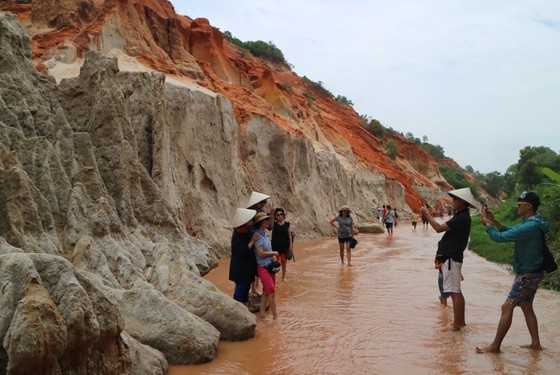 Khám phá dòng suối mang sắc đỏ độc đáo ở Mũi Né ảnh 4