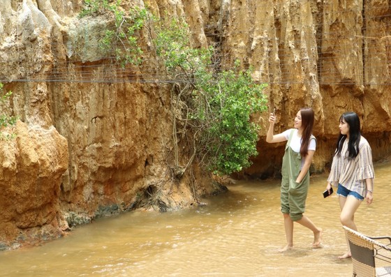 Khám phá dòng suối mang sắc đỏ độc đáo ở Mũi Né ảnh 7