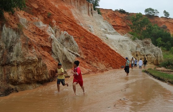 Khám phá dòng suối mang sắc đỏ độc đáo ở Mũi Né ảnh 6