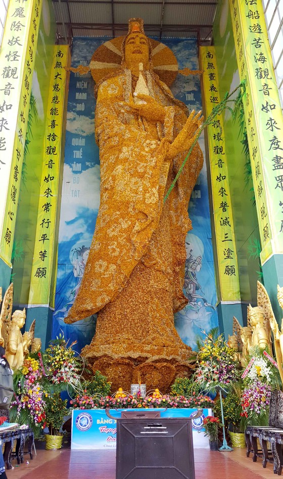 Tượng Phật bằng hoa bất tử lớn nhất thế giới ảnh 2