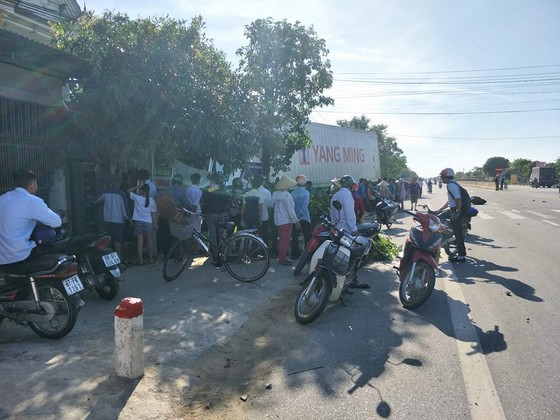 Xe container va quệt xe máy, đâm sập mái hiên, ki-ốt bán hàng ảnh 5