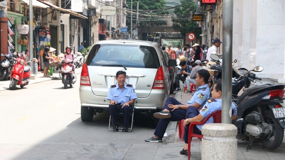 Vỉa hè nhiều tuyến đường khu vực trung tâm bị tái chiếm ảnh 1