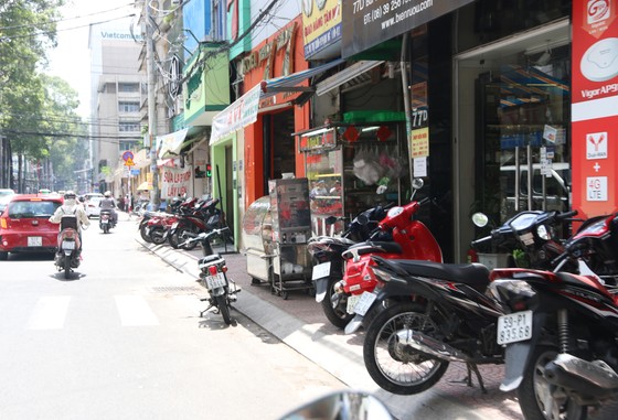 Vỉa hè nhiều tuyến đường khu vực trung tâm bị tái chiếm ảnh 2
