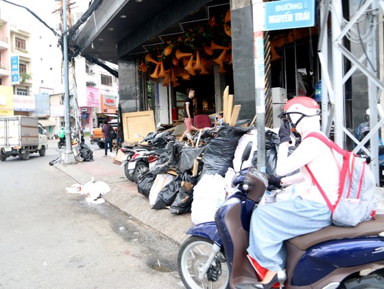 Vỉa hè nhiều tuyến đường khu vực trung tâm bị tái chiếm ảnh 4