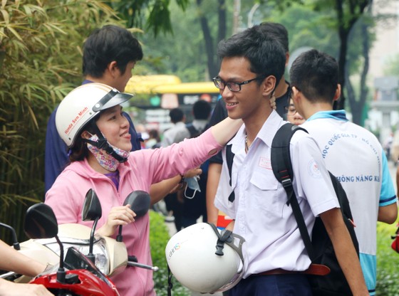 Con thi, bố mẹ cũng thi… ảnh 1