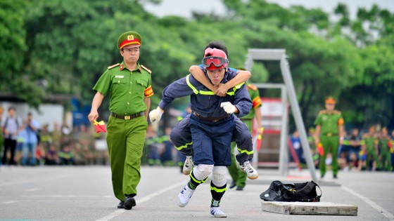 Hàng trăm chiến sĩ PCCC tham gia hội thi nghiệp vụ cứu hộ, cứu nạn ảnh 8