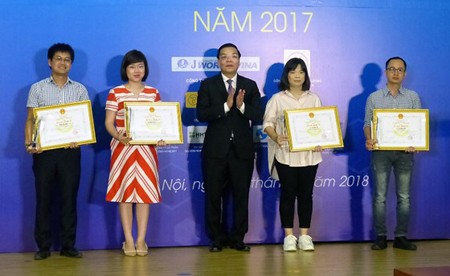 The Minister of Science and Technology handed out awards to representatives of excellent press works in science and technology in 2017. Photo by Tran Binh