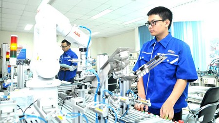 Students are monitoring robots and automatic production systems in SHTP. Photo by CAO THANG.