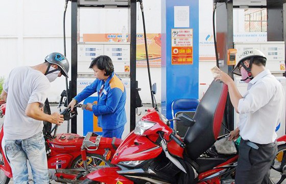 Khách hàng đổ xăng tại cây xăng Petrolimex trên đường Kinh Dương Vương, quận 6, TPHCM. Ảnh: CAO THĂNG