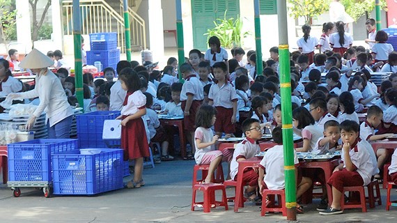 某小學的學生正在食用午餐。