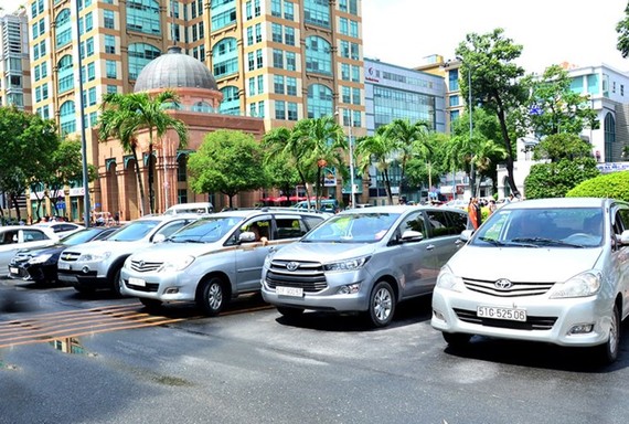自8月1日起本市開展對暫時在道路上、人行道上停泊的汽車進行收費。（圖源：范強）