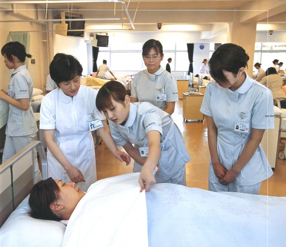 護士門在日本某一醫院裡實習中一瞥。（圖源：互聯網）