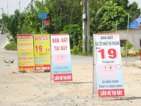 Quảng cáo đất nền trên đường Nguyễn Xiển (quận 9, TPHCM) vào thời điểm sốt đất cách đây hơn 2 tháng